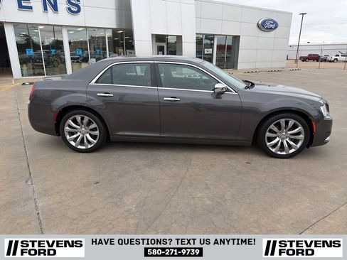 Used 2018 Chrysler 300 Limited RWD image 3