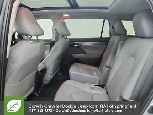Used 2023 Toyota Highlander Platinum FWD image 30