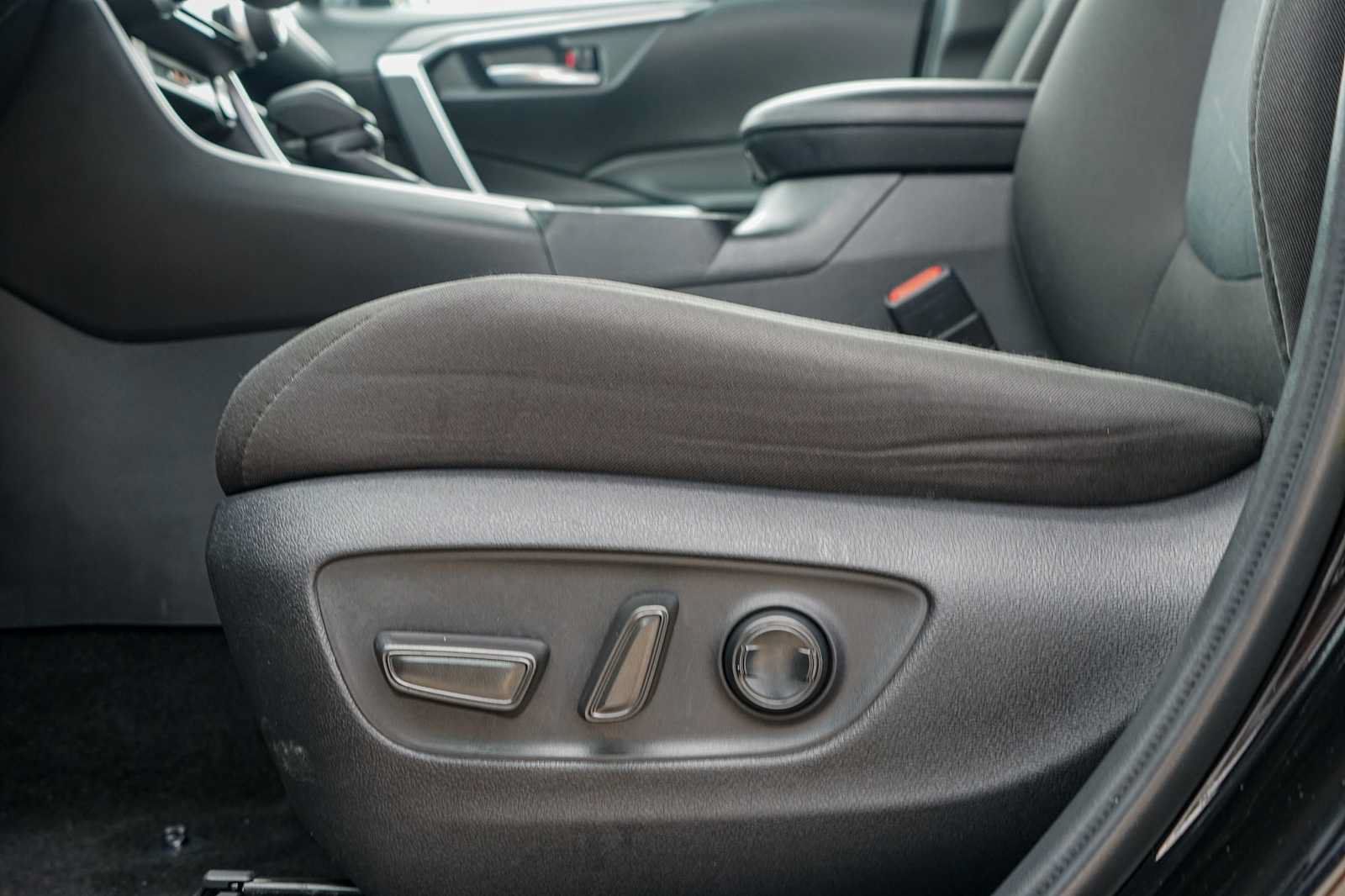 Used 2025 Toyota RAV4 XLE FWD image 16