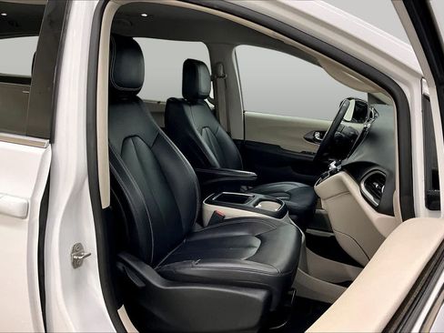 Used 2024 Chrysler Pacifica Touring-L FWD image 9
