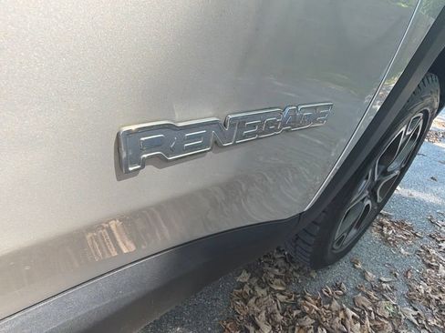 Used 2018 Jeep Renegade Limited w/ UConnect 8.4 Nav Group AWD/4WD image 15