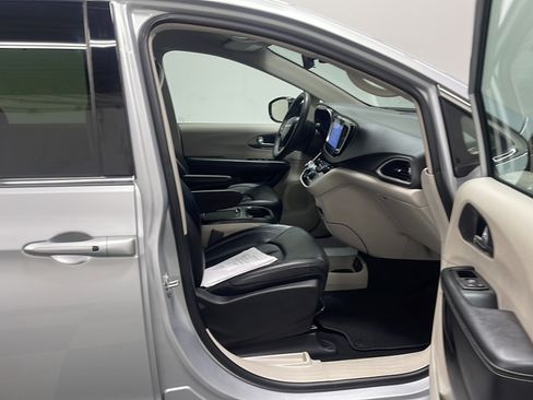 Used 2024 Chrysler Pacifica Touring-L FWD image 22