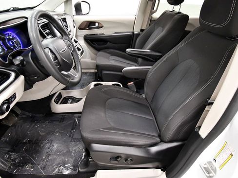 Used 2023 Chrysler Voyager LX image 14