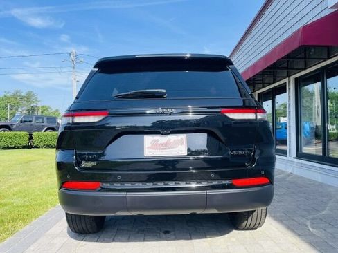 Used 2024 Jeep Grand Cherokee Limited w/ Black Appearance Package AWD/4WD image 6