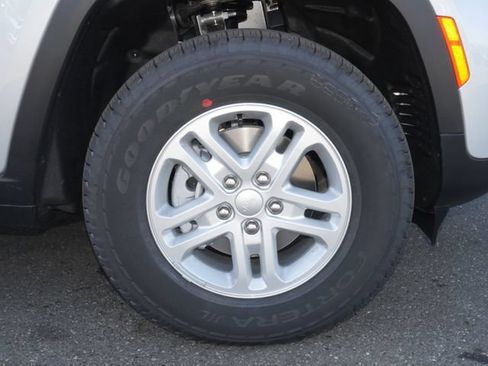 Used 2025 Jeep Grand Cherokee Laredo AWD/4WD image 10