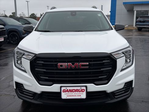 Used 2023 GMC Terrain SLE w/ Driver Convenience Package image 3