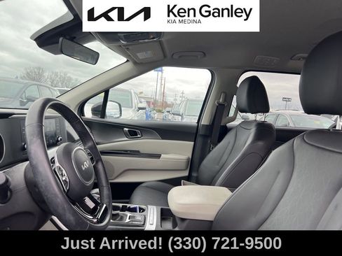 Certified 2024 Kia Carnival LX image 11