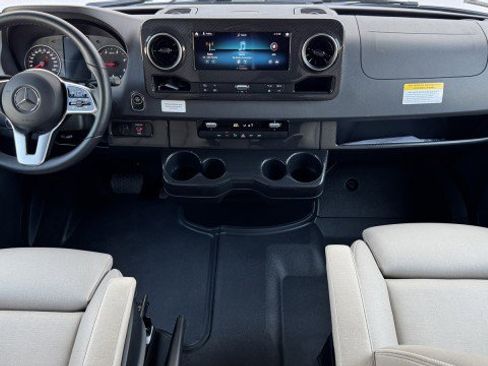 Used 2021 Mercedes-Benz Sprinter 3500 image 4