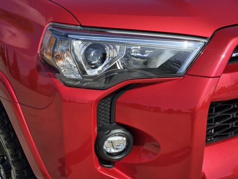 Used 2024 Toyota 4Runner SR5 AWD/4WD image 33