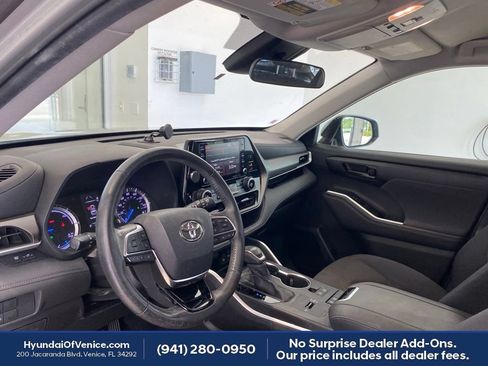 Used 2020 Toyota Highlander LE FWD image 2