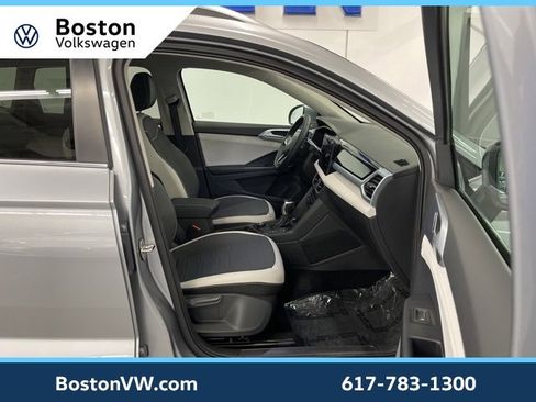 Used 2025 Volkswagen Taos SE w/ Panoramic Sunroof Package image 28