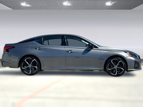 Used 2024 Nissan Altima 2.5 SR FWD image 8