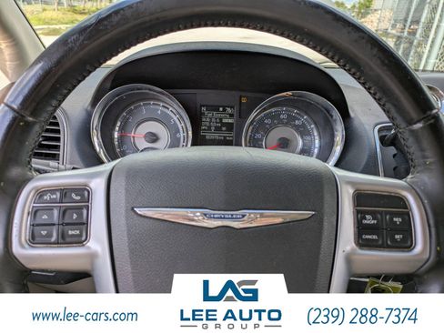 Used 2012 Chrysler Town & Country Touring image 22