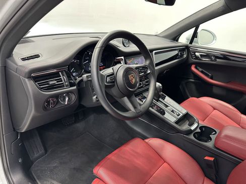 Certified 2025 Porsche Macan AWD/4WD image 4