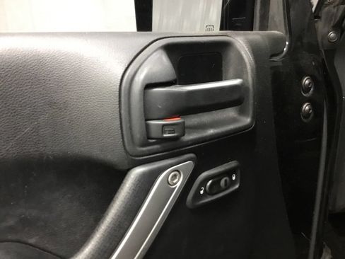 Used 2015 Jeep Wrangler Unlimited Rubicon AWD/4WD image 7