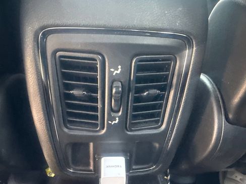 Used 2018 Jeep Grand Cherokee Altitude RWD image 12