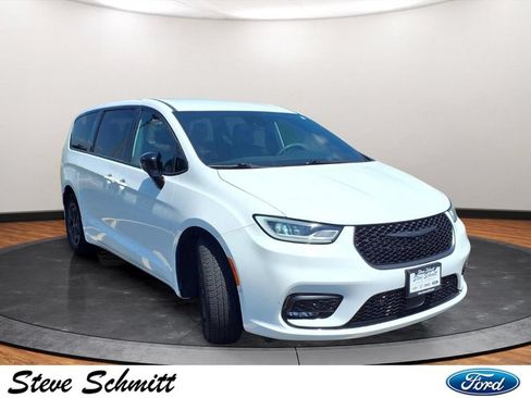 Used 2024 Chrysler Pacifica Limited FWD image 29