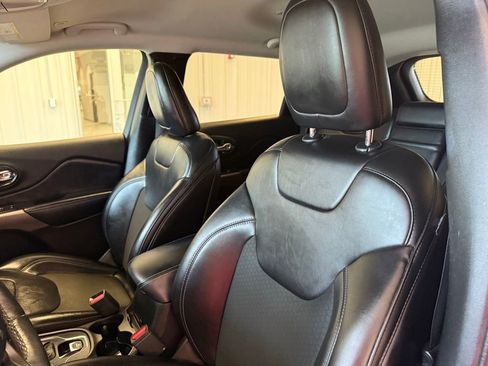 Used 2019 Jeep Cherokee Latitude Plus w/ Cold Weather Group image 17