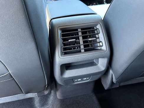 Certified 2025 Volkswagen Tiguan SE image 15