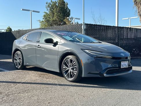 Used 2026 Toyota Prius XLE FWD image 2