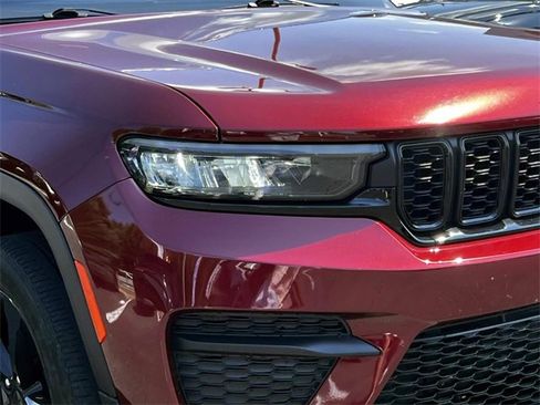 Used 2023 Jeep Grand Cherokee Altitude image 9