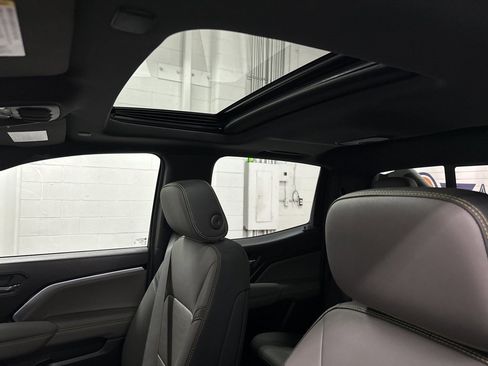 Used 2024 Chevrolet Colorado ZR2 w/ ZR2 Convenience Package III image 34