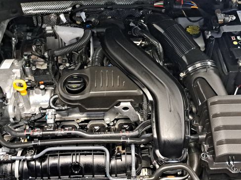 Certified 2025 Volkswagen Taos S FWD image 30