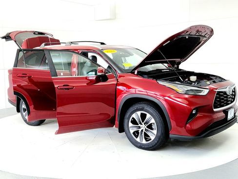 Certified 2024 Toyota Highlander XLE AWD/4WD image 12