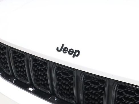 Used 2023 Jeep Grand Cherokee Altitude AWD/4WD image 10