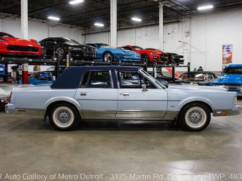 Used 1986 Lincoln Town Car image 8
