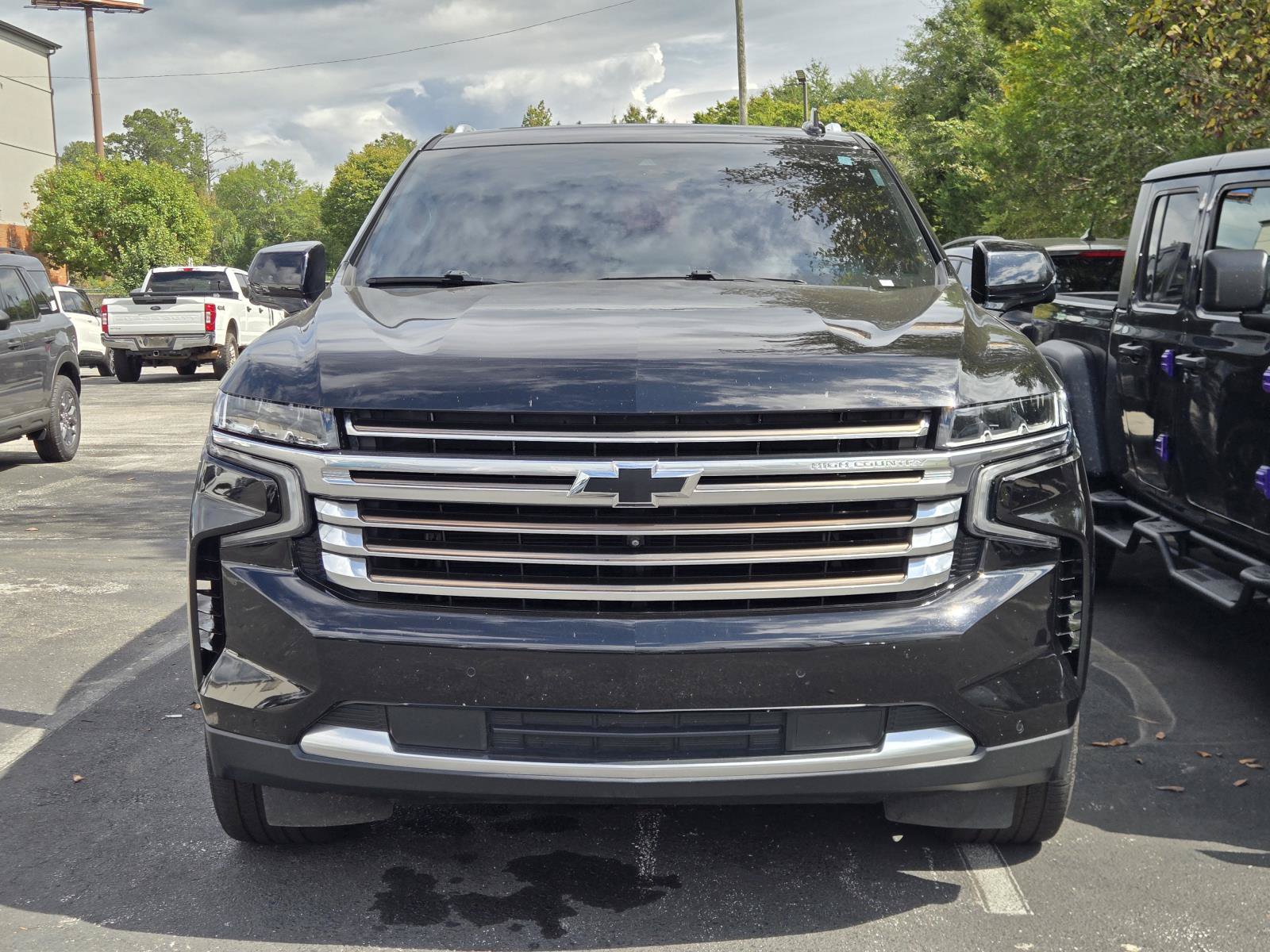 Used 2024 Chevrolet Suburban High Country w/ Premium Package 2 AWD/4WD image 3