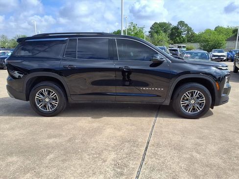 Used 2025 Chevrolet Traverse LT FWD image 6