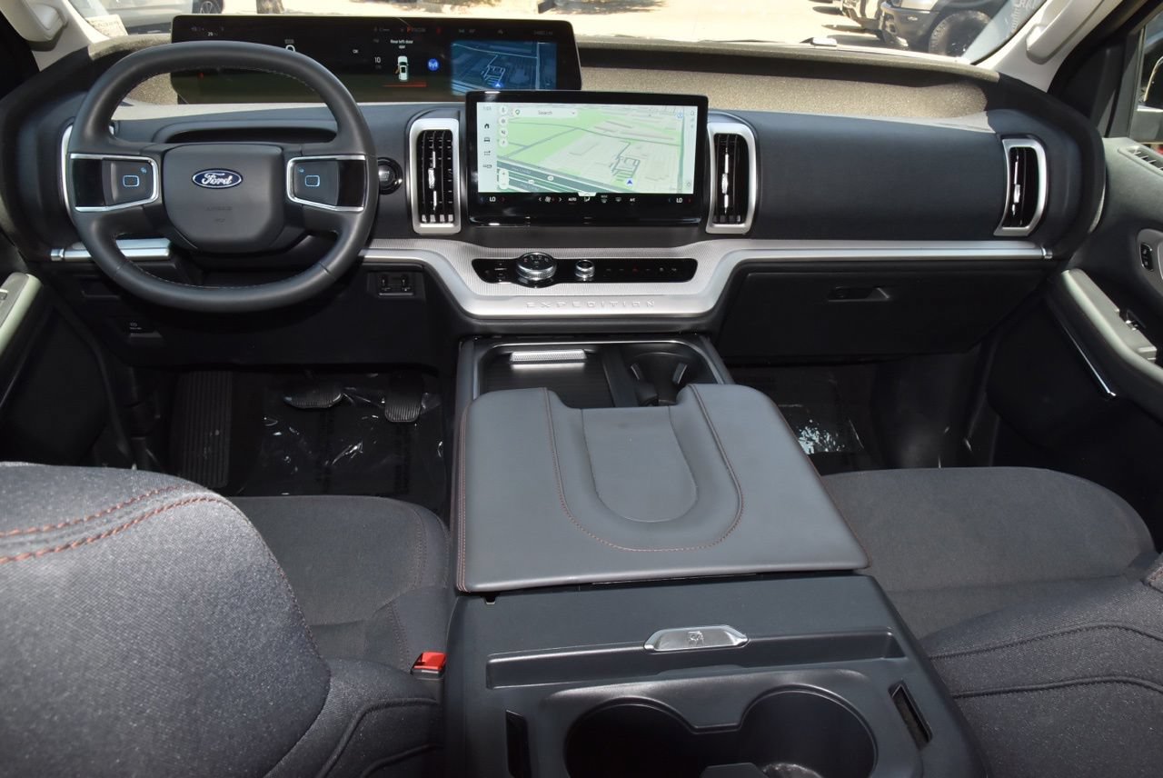Used 2025 Ford Expedition Active RWD image 17