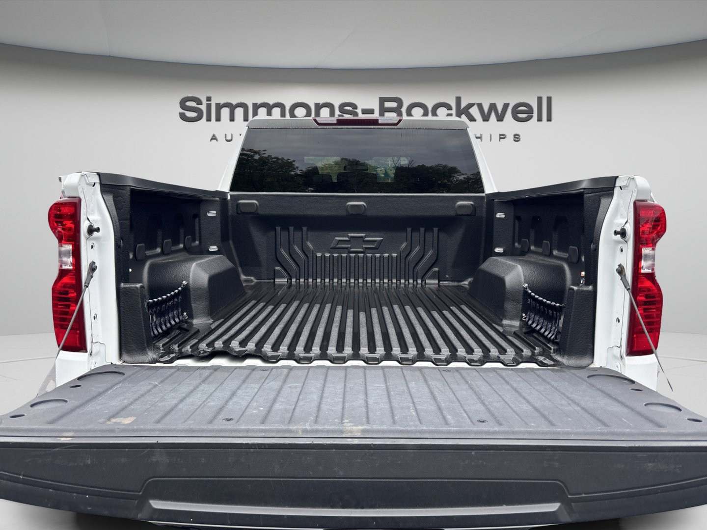 Used 2024 Chevrolet Silverado 1500 LT AWD/4WD image 8