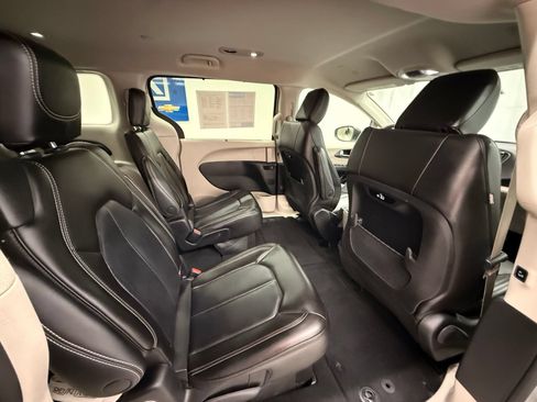 Used 2023 Chrysler Pacifica Touring-L FWD image 6