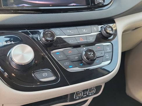 Used 2023 Chrysler Pacifica Touring-L FWD image 31