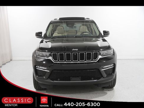 Used 2022 Jeep Grand Cherokee Limited w/ Luxury Tech Group II AWD/4WD image 2