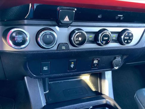 Used 2017 Toyota Tacoma TRD Off-Road w/ Tow Package (A/T) image 31