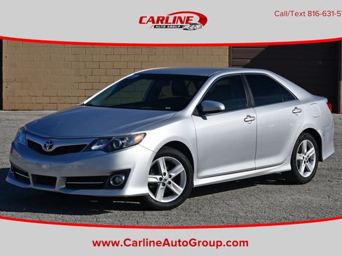 Used 2013 Toyota Camry SE FWD image 1