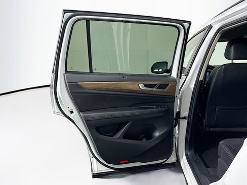 Used 2025 Volkswagen Atlas SE image 25