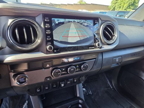 Used 2021 Toyota Tacoma TRD Off-Road w/ Technology Package image 15