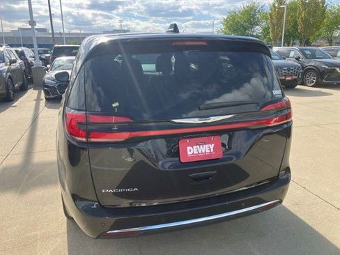 Used 2025 Chrysler Pacifica Select FWD image 7