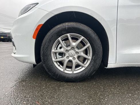 New 2026 Chrysler Pacifica Select image 11