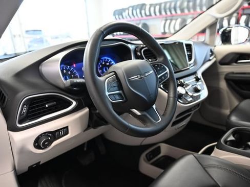 Used 2024 Chrysler Pacifica Touring-L FWD image 23