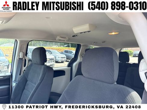 Used 2019 Dodge Grand Caravan SE w/ UConnect Hands-Free Group FWD image 2