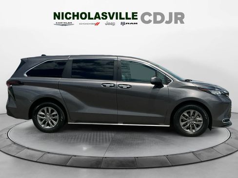 Used 2023 Toyota Sienna XLE AWD/4WD image 6