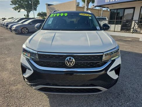 Used 2024 Volkswagen Taos SE FWD image 2