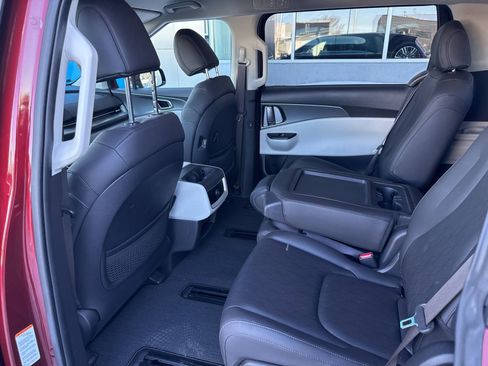 Used 2023 Kia Carnival LX image 17