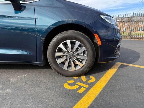 Used 2023 Chrysler Pacifica Touring-L image 10