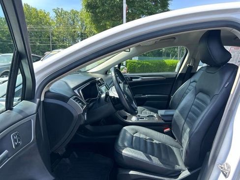 Used 2017 Ford Fusion SE w/ Fusion SE Technology Package FWD image 11